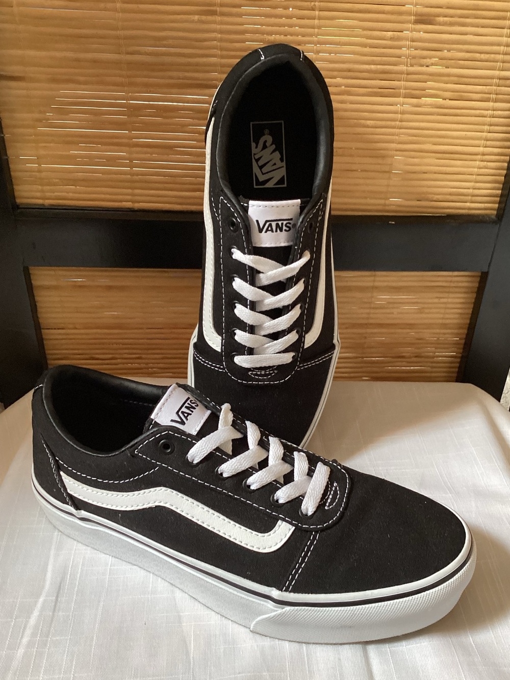NEW Vans Ward low top sneakers Women’s 7.5 black / white skate shoes NWOB unisex